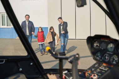 Heyecanlı bir aile uçakla yolculuğa çıkmaya hazırlanıyor.