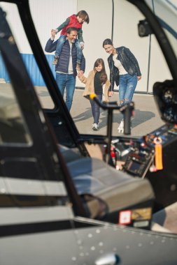 Maceracı aileler ve çocukları helikopter gezisine geliyor.