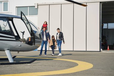 Aileler ve çocukları helikopter macerasına çıkıyorlar.
