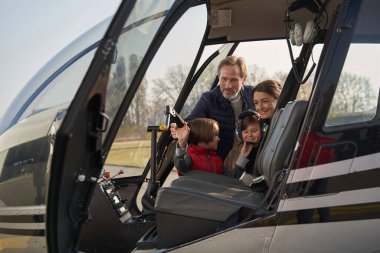 Sevgi dolu ebeveynler çocuklarını helikopterle gezdiriyorlar.
