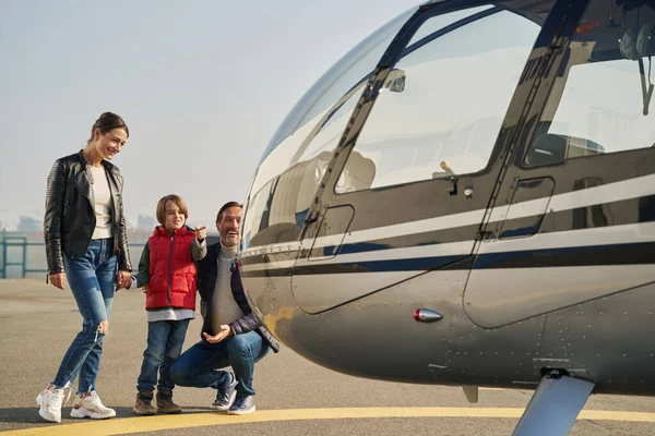 Mutlu aile yürüyüşleri ve parlak helikoptere bakmalar