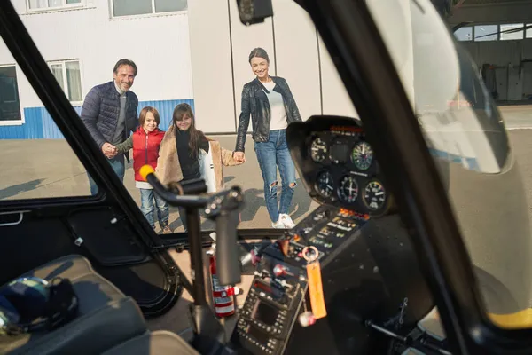 Tehlikeli bir aile havaalanına gezintiye çıkıyor.
