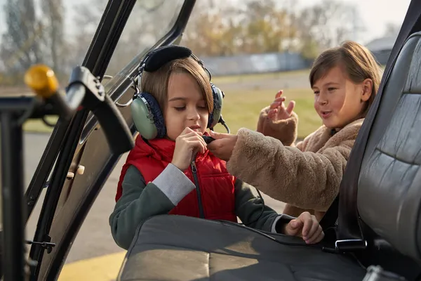 Duas crianças amigas experimentando fones de ouvido de helicóptero — Fotografia de Stock