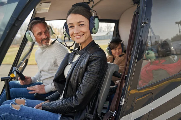 Härlig familj på fyra personer på en privat helikopterflygning — Stockfoto