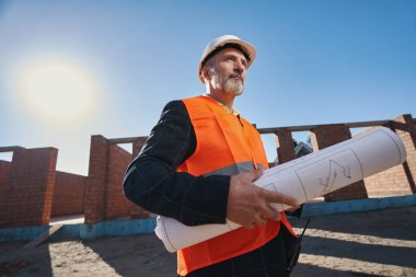 Kıdemli inşaat uzmanının yerine getirmek için büyük planları var.