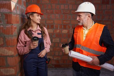 Çalışkan inşaat uzmanları için kahve molası.