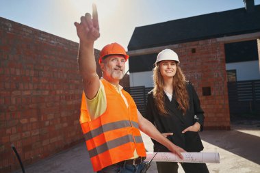 İnşaat alanı profesyonelleri uzmanlık alanlarını inceliyor