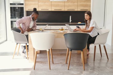 Evde çalışan iki odaklı genç.