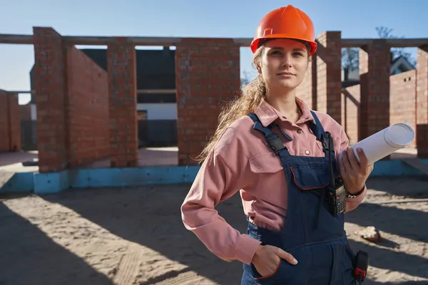 建設業界でキャリアを追求する成功した若い女性 — ストック写真
