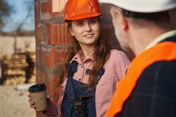 Certifierade byggare som har ett samtal under kaffepausen — Stockfoto