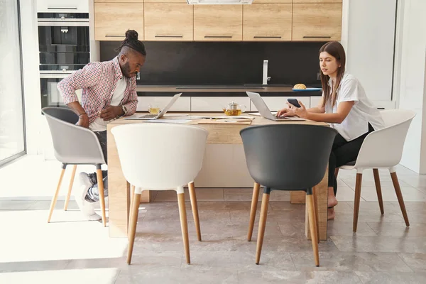 Evde çalışan iki odaklı genç.