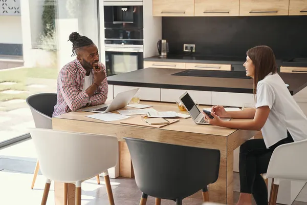 Masada birbirine gülümseyen iki gezgin.