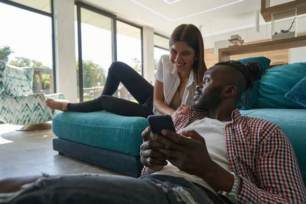 Hombre con teléfono celular mirando a la alegre dama — Foto de Stock