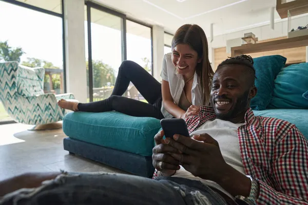 Молодой человек и женщина наслаждаются мобильным контентом — стоковое фото