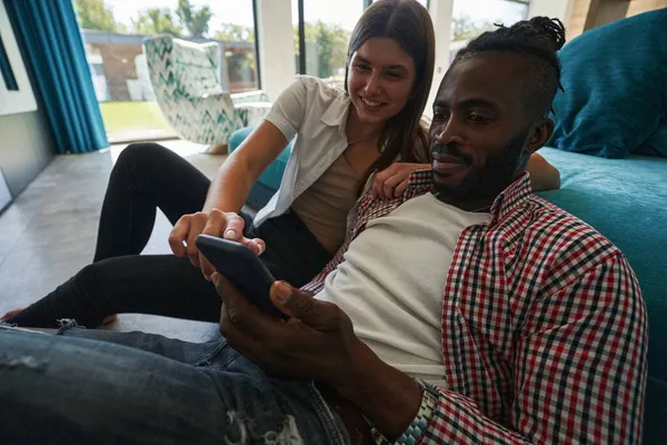 Радостная дама и мужчина просматривают мобильный контент — стоковое фото