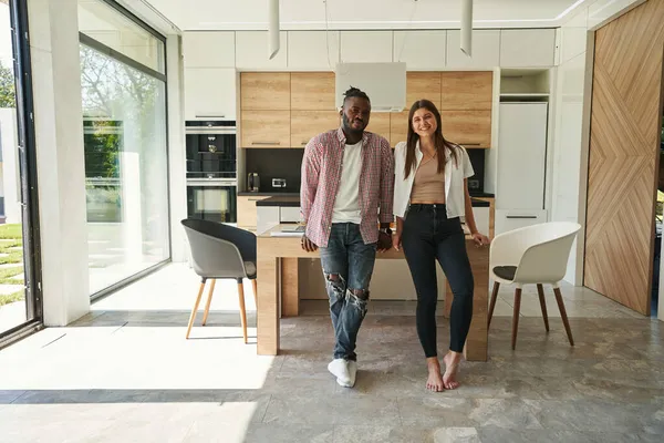 Tranquilo homem e mulher alegre posando para câmera na cozinha — Fotografia de Stock