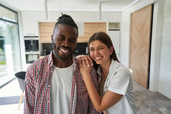 Señora sonriente apoyada en el hombro del hombre alegre — Foto de Stock