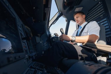 Kontrol tekeri olan ikinci pilot uçak.