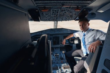 Rahat ikinci pilot vücudunu kokpit girişine doğru çeviriyor.