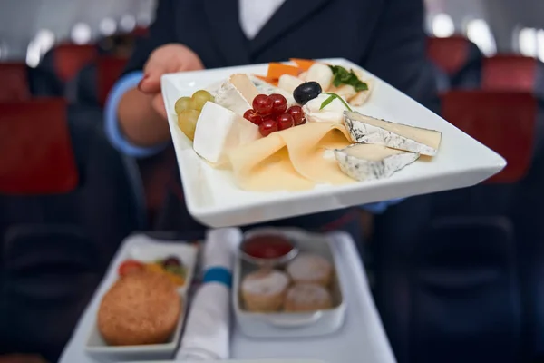 Lehká snídaně z služebního vozíku v letadle — Stock fotografie