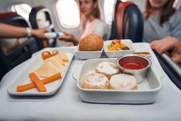 Delicious food standing on airline meal trolley — Stock Photo, Image