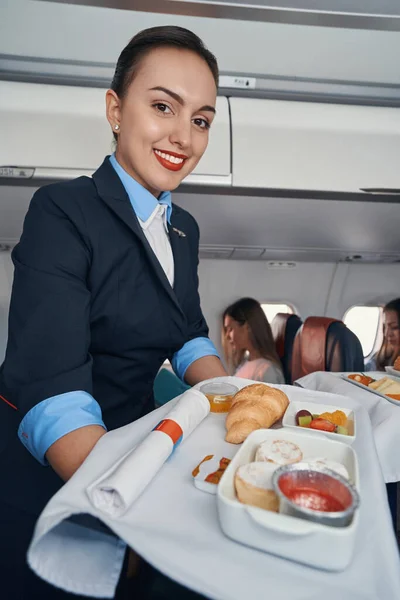 Palubní průvodčí s úsměvem při cestě s aerolinkou catering vozík — Stock fotografie
