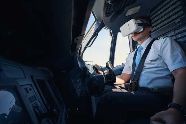 Pilot i sittbrunn med VR-headset — Stockfoto