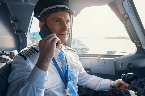 Piloto al mando llamando a alguien desde la cabina — Foto de Stock