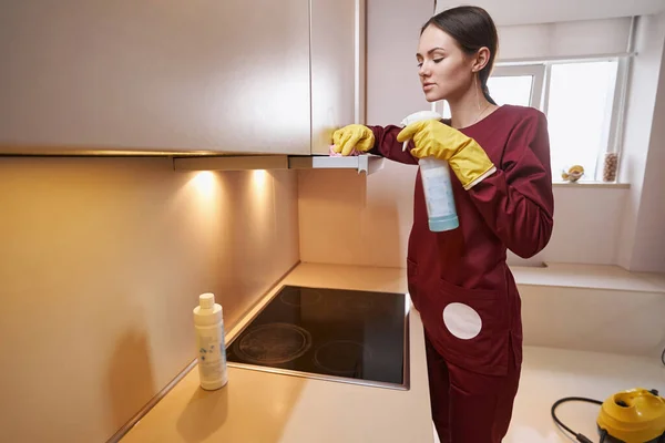 Reiniger afvegen keukenapparaat met vochtige microvezel doek — Stockfoto