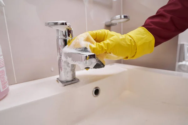 Limpiador en guante de goma grifo de baño de limpieza —  Fotos de Stock