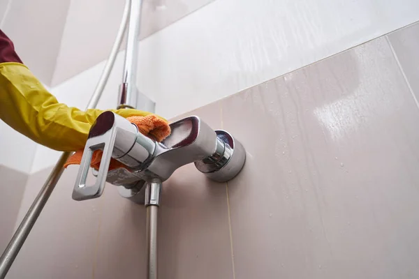 Limpeza de limpeza profissional dispositivo elétrico de encanamento no banheiro — Fotografia de Stock