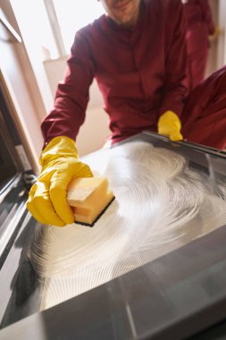 Profesyonel hademe mutfak malzemelerini temizliyor.