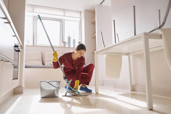 Geconcentreerde professionele reiniger die handmatige reinigingsapparatuur aanpast — Stockfoto