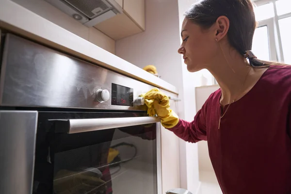 Konzentrierte Reinigung von Küchengeräten durch den Hausmeister — Stockfoto