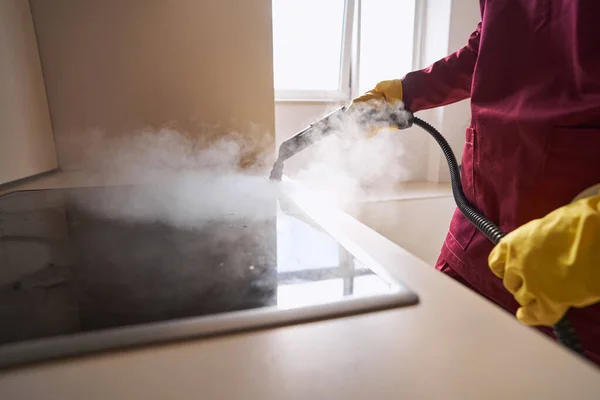 Ousecleaner en guantes de goma contador de cocina de limpieza a vapor —  Fotos de Stock