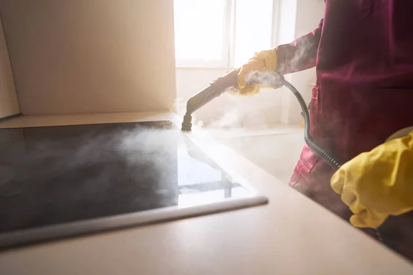 Pessoa de limpeza em luvas de borracha bancada de limpeza a vapor — Fotografia de Stock