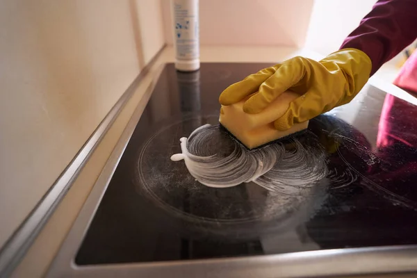 Conserje experimentado en superficie de cocina de limpieza de guantes de goma —  Fotos de Stock