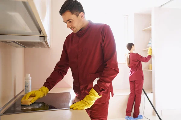 Detergenti professionali in guanti di gomma pulizia cucina — Foto Stock