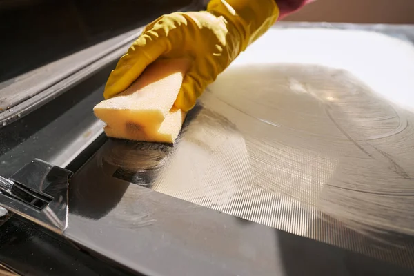 Lastik eldiven temizleme konusunda tecrübeli bir temizlikçi.