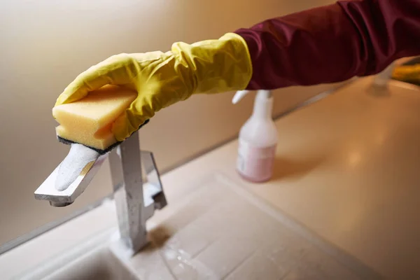 Handskar hand av renare tvätt kök krom kran — Stockfoto