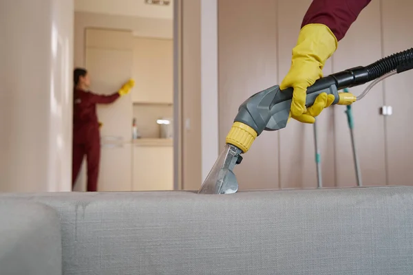 スチームクリーナー付きの経験豊富な労働者の清掃内装家具 — ストック写真