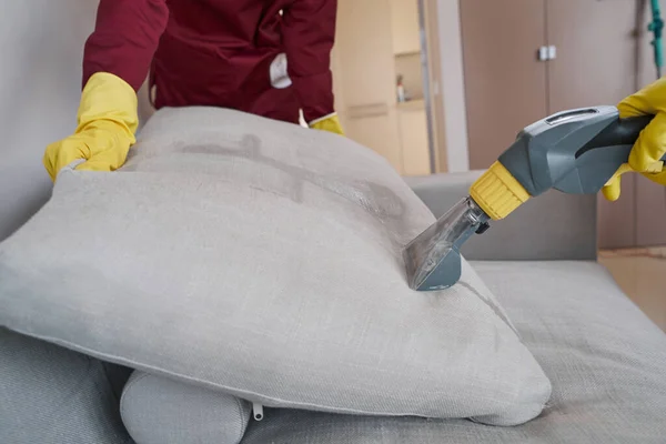 Team van geschoolde werknemers stoom-schoonmaken bank kussen — Stockfoto