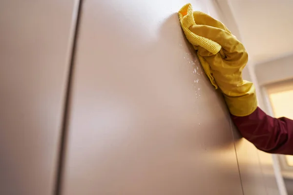 Шкаф для чистки резиновых перчаток с влажной тряпкой — стоковое фото