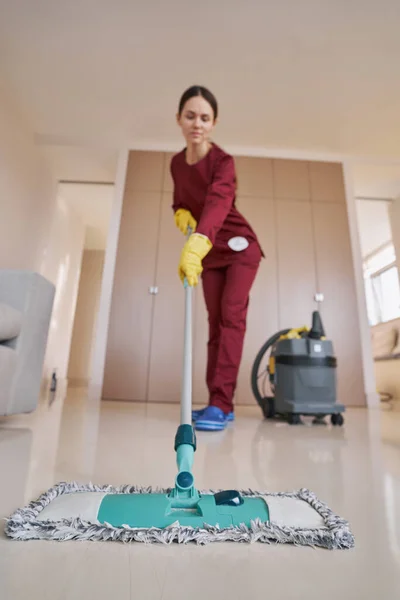 Abilità inserviente donna in uniforme focalizzata sullo straccio — Foto Stock