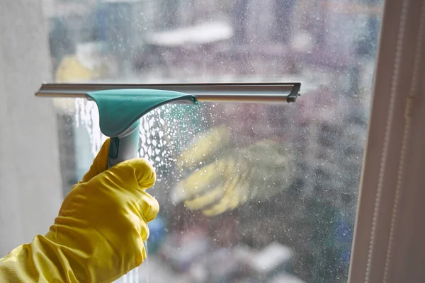 Professionelle Reinigung mit Werkzeug mit Gummiklinge zum Fensterputzen — Stockfoto