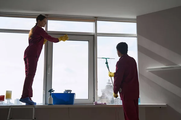 A takarítók mikroszálas kendőt és ablakmosót használnak. — Stock Fotó