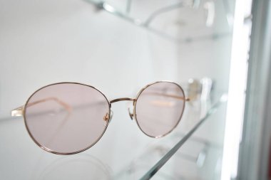 Gözlükçüdeki cam rafta duran güneş gözlükleri.