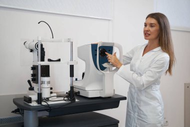 Otonefraktörün ölçüm penceresini gösteren optometrist