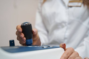 Optometrist otomatik fraktörün kontrol çubuğunu tutuyor.