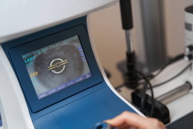 Otomatik fraktör ekranında bir göz retinasının görüntüsü